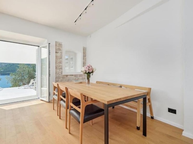 Каменный дом с потрясающим видом на море в Перасте