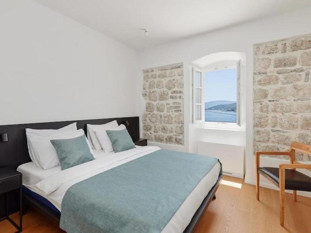 Каменный дом с потрясающим видом на море в Перасте