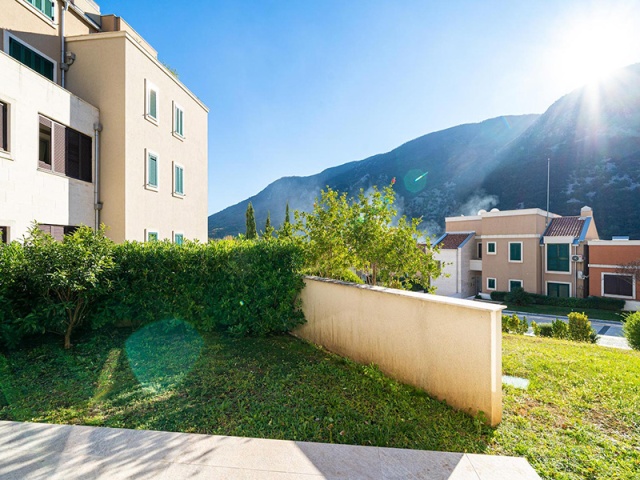 Stan sa dvorištem u stambenom kompleksu u Bokokotorskom zalivu, Crna Gora