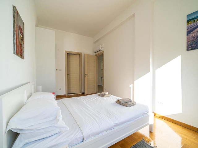 Stan sa dvorištem u stambenom kompleksu u Bokokotorskom zalivu, Crna Gora