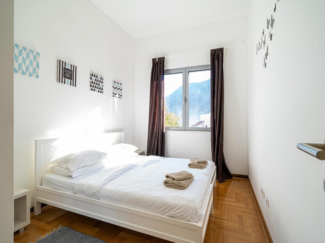 Stan sa dvorištem u stambenom kompleksu u Bokokotorskom zalivu, Crna Gora