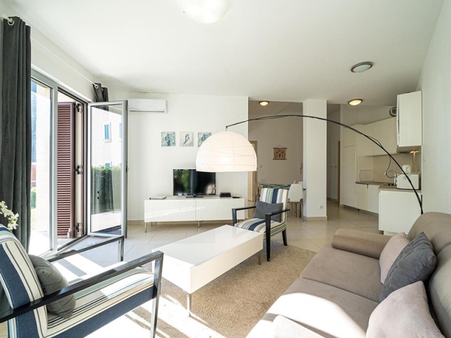 Stan sa dvorištem u stambenom kompleksu u Bokokotorskom zalivu, Crna Gora