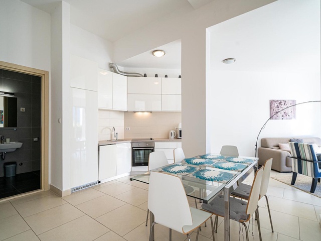 Stan sa dvorištem u stambenom kompleksu u Bokokotorskom zalivu, Crna Gora