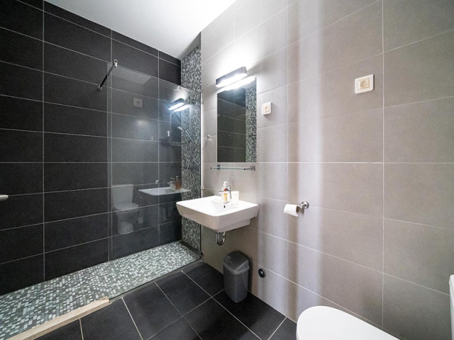 Stan sa dvorištem u stambenom kompleksu u Bokokotorskom zalivu, Crna Gora