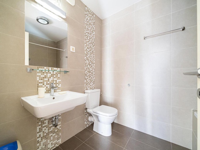 Stan sa dvorištem u stambenom kompleksu u Bokokotorskom zalivu, Crna Gora