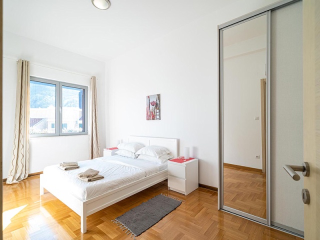 Stan sa dvorištem u stambenom kompleksu u Bokokotorskom zalivu, Crna Gora