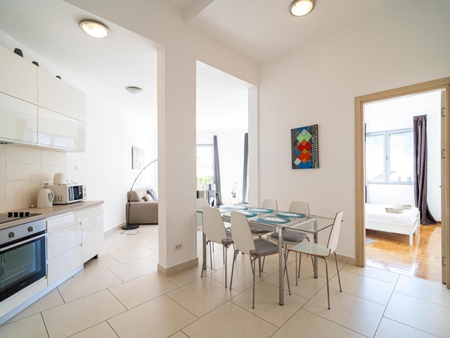 Stan sa dvorištem u stambenom kompleksu u Bokokotorskom zalivu, Crna Gora