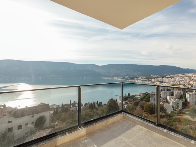 Trosoban stan u novom stambenom kompleksu u Herceg Novom