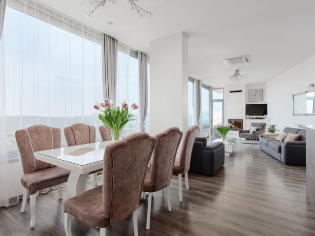 Novoizgrađena vila sa bazenom i predivnim pogledom na more, Kavac