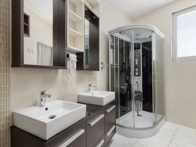 Novoizgrađena vila sa bazenom i predivnim pogledom na more, Kavac