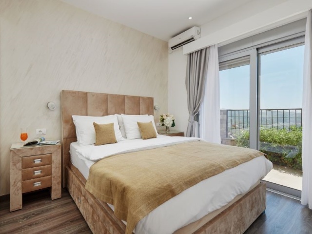 Novoizgrađena vila sa bazenom i predivnim pogledom na more, Kavac