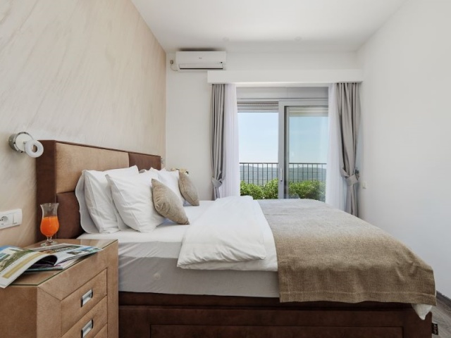 Novoizgrađena vila sa bazenom i predivnim pogledom na more, Kavac