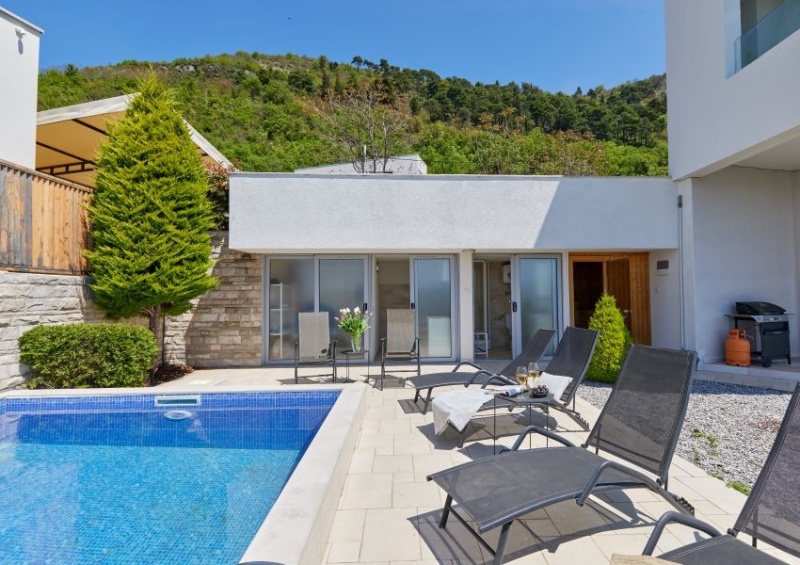 Novoizgrađena vila sa bazenom i predivnim pogledom na more, Kavac