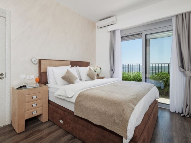 Novoizgrađena vila sa bazenom i predivnim pogledom na more, Kavac