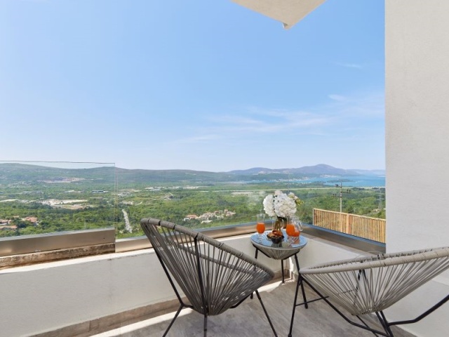 Novoizgrađena vila sa bazenom i predivnim pogledom na more, Kavac