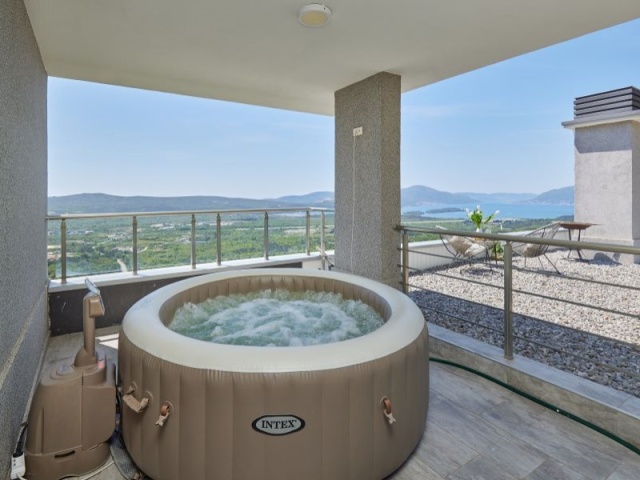 Novoizgrađena vila sa bazenom i predivnim pogledom na more, Kavac