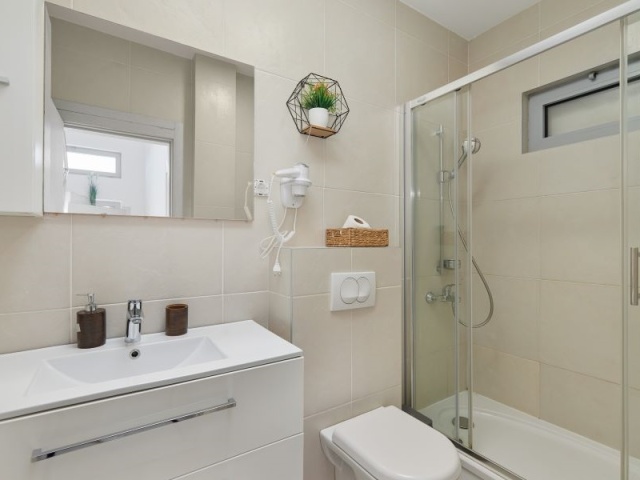 Novoizgrađena vila sa bazenom i predivnim pogledom na more, Kavac