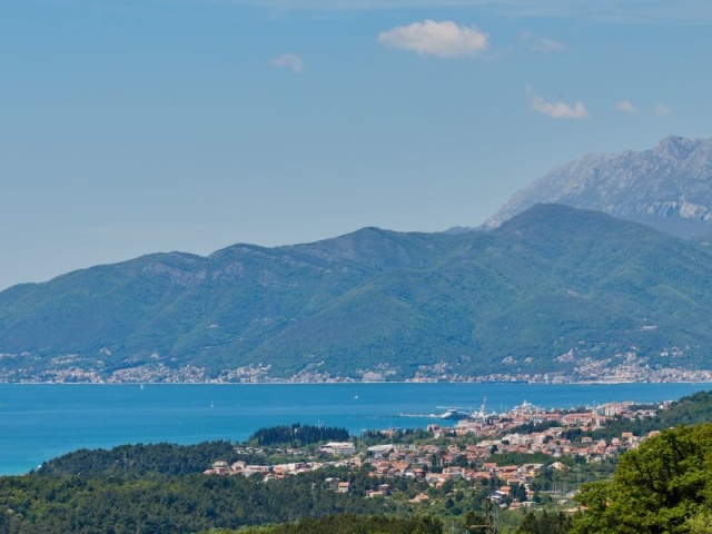Novoizgrađena vila sa bazenom i predivnim pogledom na more, Kavac