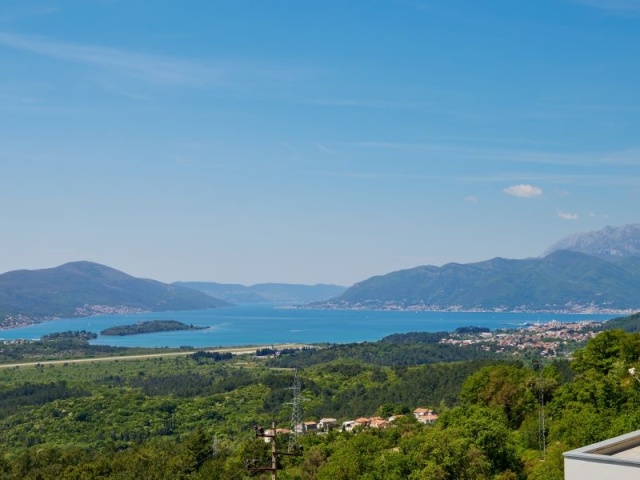 Novoizgrađena vila sa bazenom i predivnim pogledom na more, Kavac