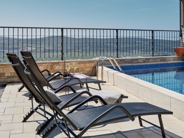 Novoizgrađena vila sa bazenom i predivnim pogledom na more, Kavac