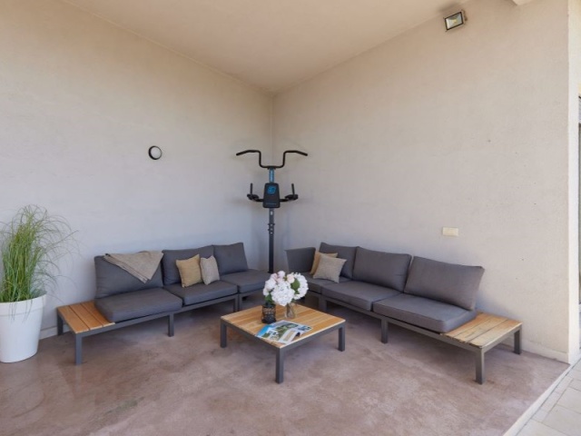 Novoizgrađena vila sa bazenom i predivnim pogledom na more, Kavac