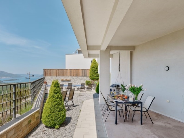 Novoizgrađena vila sa bazenom i predivnim pogledom na more, Kavac