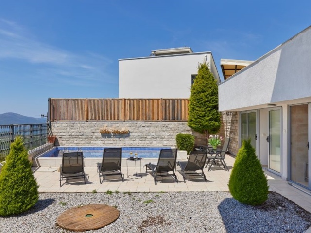 Novoizgrađena vila sa bazenom i predivnim pogledom na more, Kavac