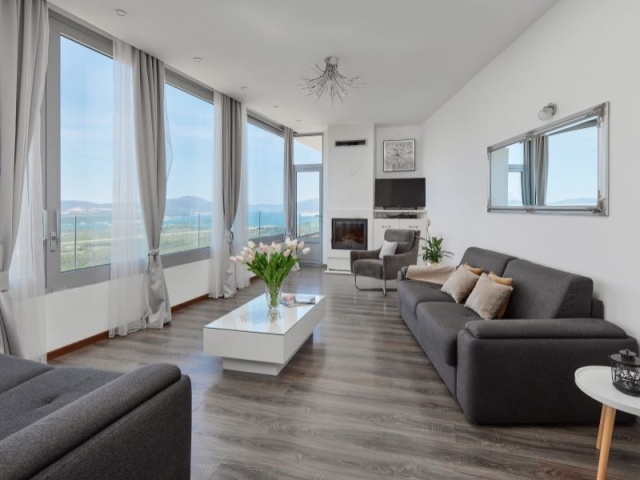 Novoizgrađena vila sa bazenom i predivnim pogledom na more, Kavac