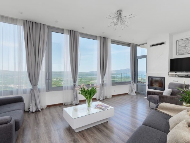 Novoizgrađena vila sa bazenom i predivnim pogledom na more, Kavac