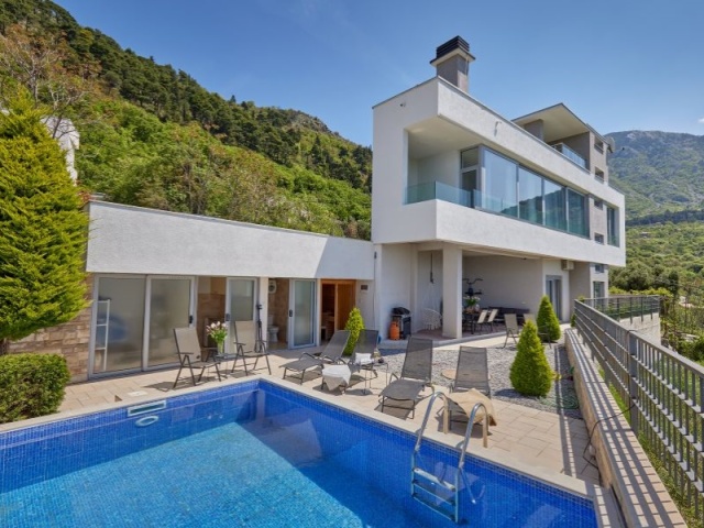 Novoizgrađena vila sa bazenom i predivnim pogledom na more, Kavac