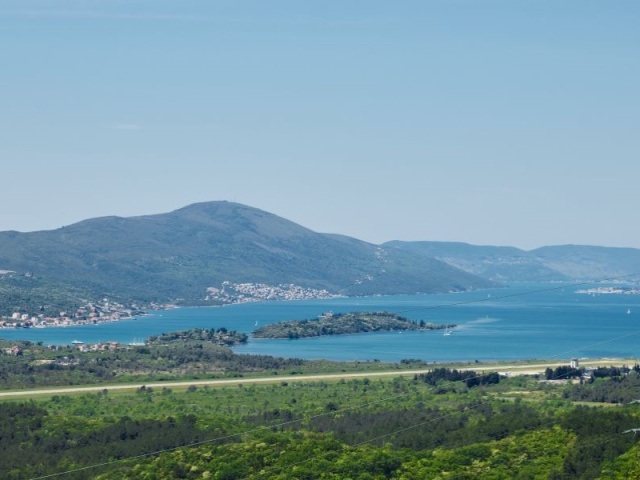 Novoizgrađena vila sa bazenom i predivnim pogledom na more, Kavac