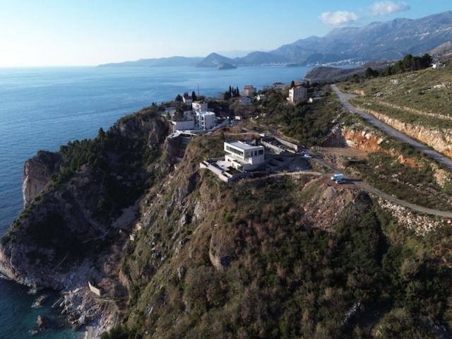 Luxusvilla mit Pool auf einer Klippe über dem Meer, Skocidjevojka, Budva