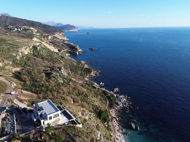 Luxusvilla mit Pool auf einer Klippe über dem Meer, Skocidjevojka, Budva