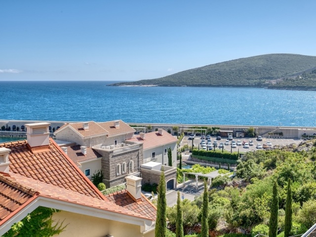 Premium one-bedroom apartment in Lustica Bay