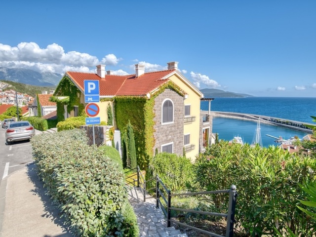 Premium one-bedroom apartment in Lustica Bay