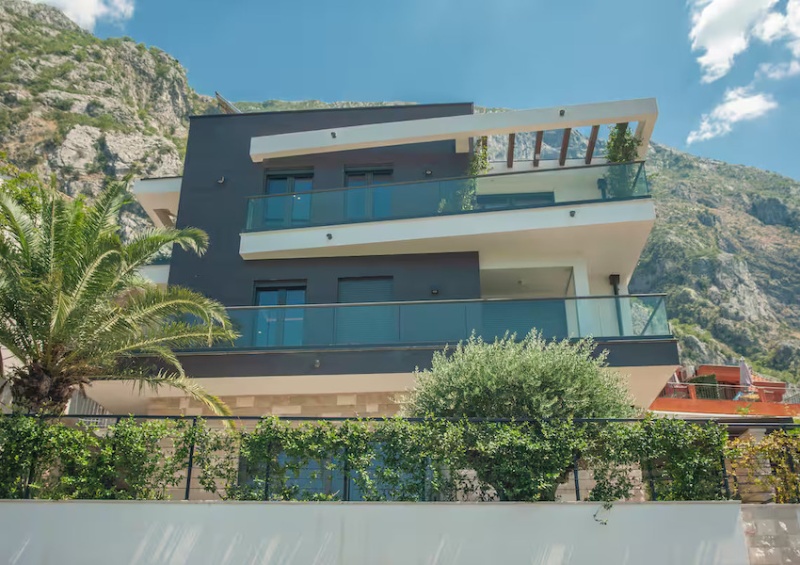 Modern villa for sale in Dobrota, Kotor