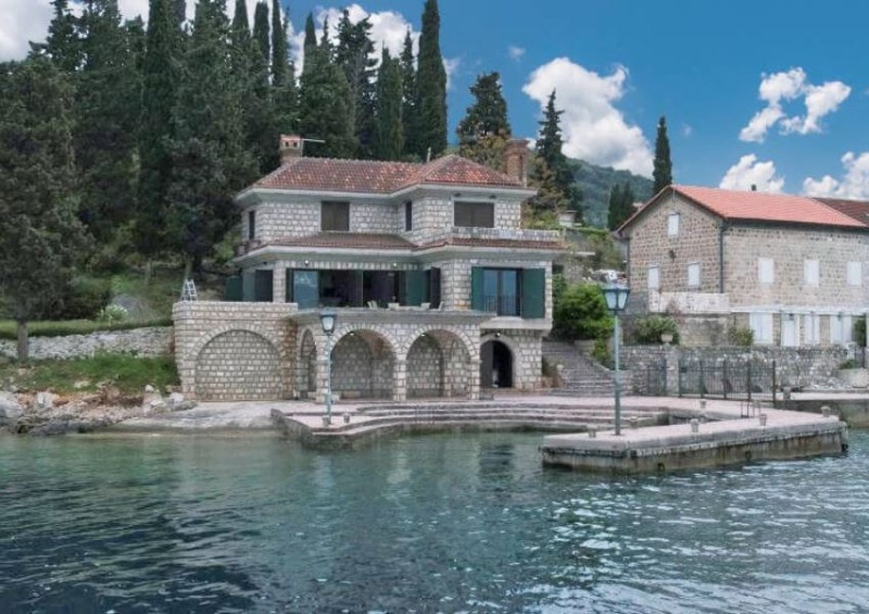 Breathtaking Villa with private mooring on the Seafront in Rose, Lustica