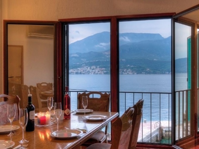 Breathtaking Villa with private mooring on the Seafront in Rose, Lustica
