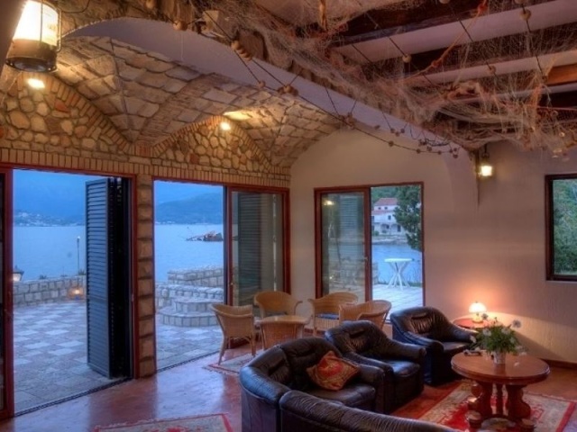 Breathtaking Villa with private mooring on the Seafront in Rose, Lustica