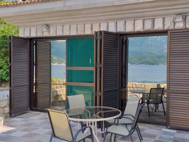 Breathtaking Villa with private mooring on the Seafront in Rose, Lustica