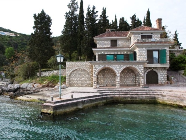 Breathtaking Villa with private mooring on the Seafront in Rose, Lustica