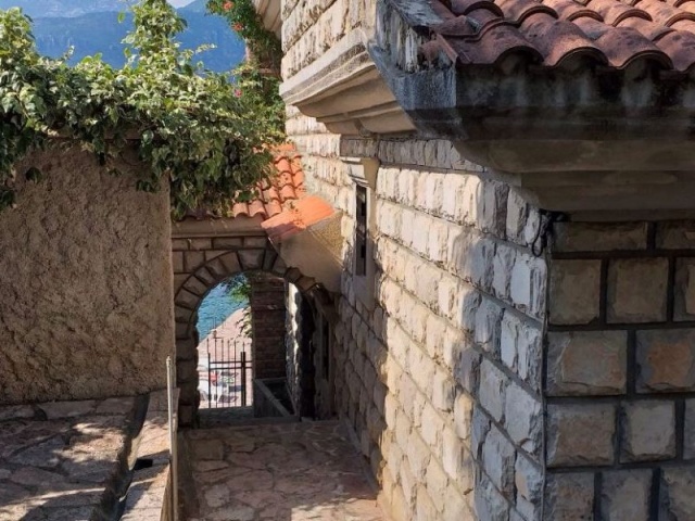 Breathtaking Villa with private mooring on the Seafront in Rose, Lustica