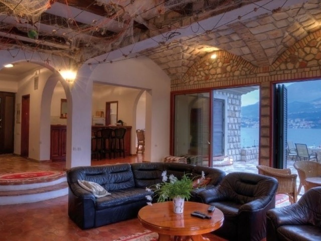 Breathtaking Villa with private mooring on the Seafront in Rose, Lustica