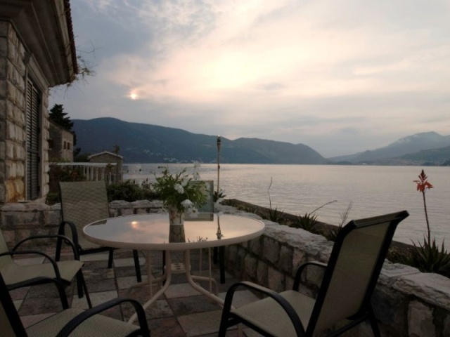 Breathtaking Villa with private mooring on the Seafront in Rose, Lustica