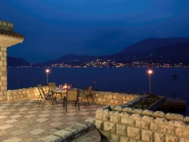 Breathtaking Villa with private mooring on the Seafront in Rose, Lustica