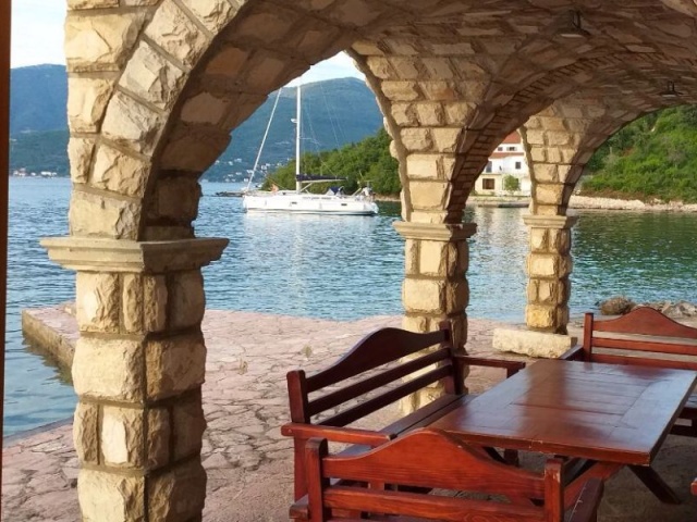Breathtaking Villa with private mooring on the Seafront in Rose, Lustica