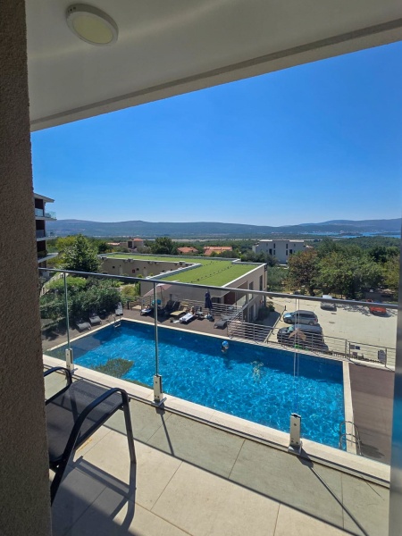 Apartment with a pool in Kavač