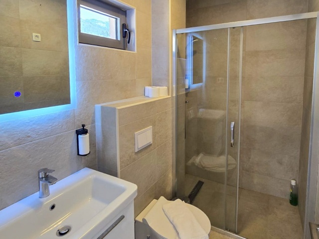 Apartment with a pool in Kavač