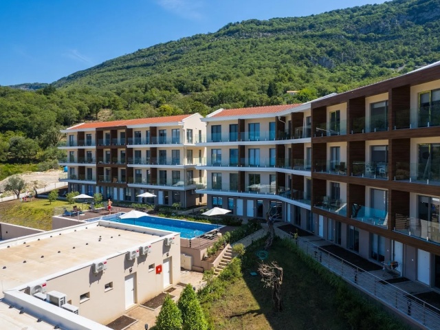 Apartment with a pool in Kavač